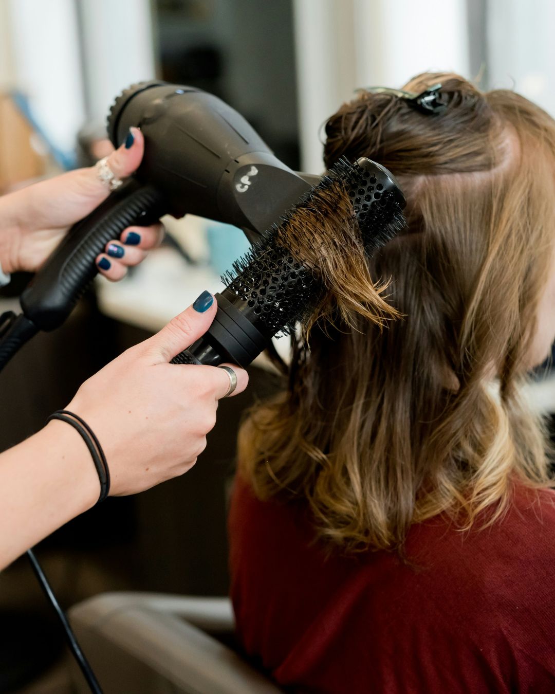 žena si vlasy vyfoukat