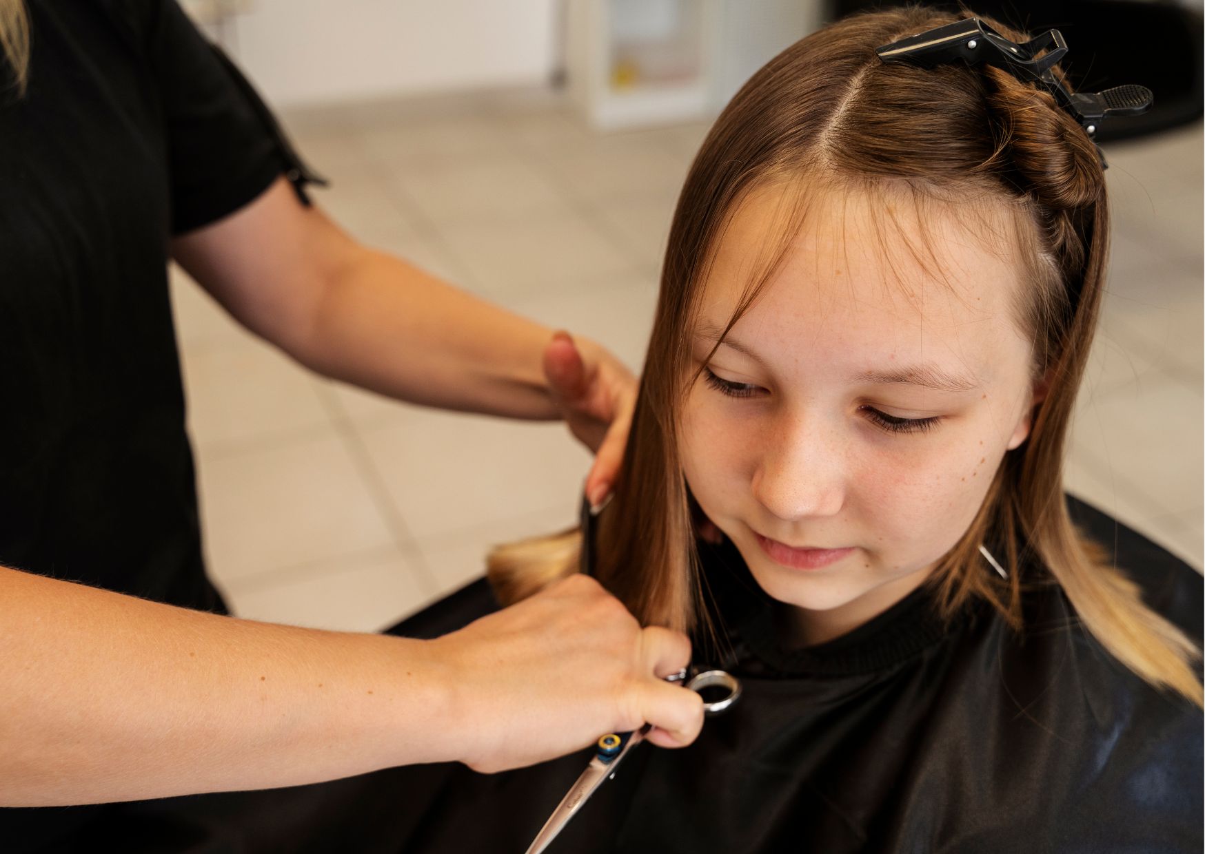 šťastná dívka ostříhat