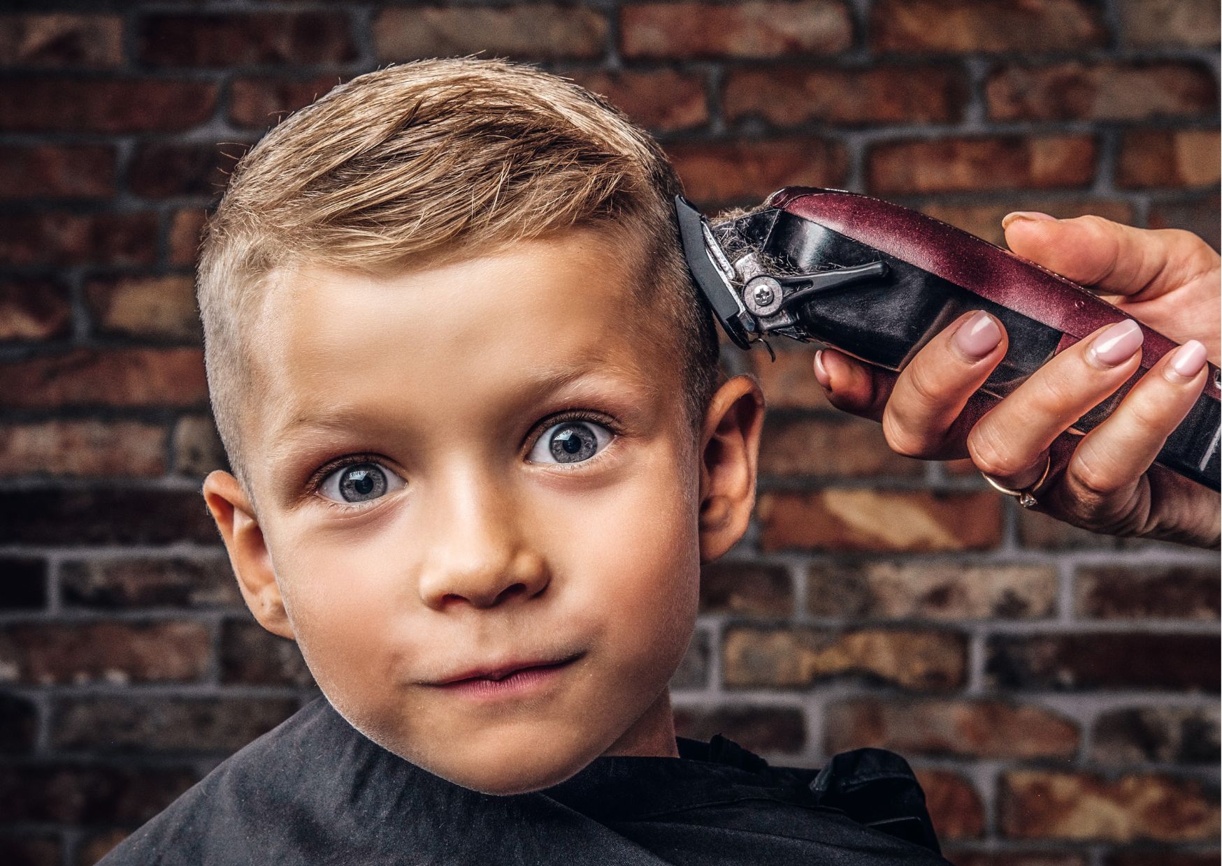 legrační malý chlapec ostříhat se strojem