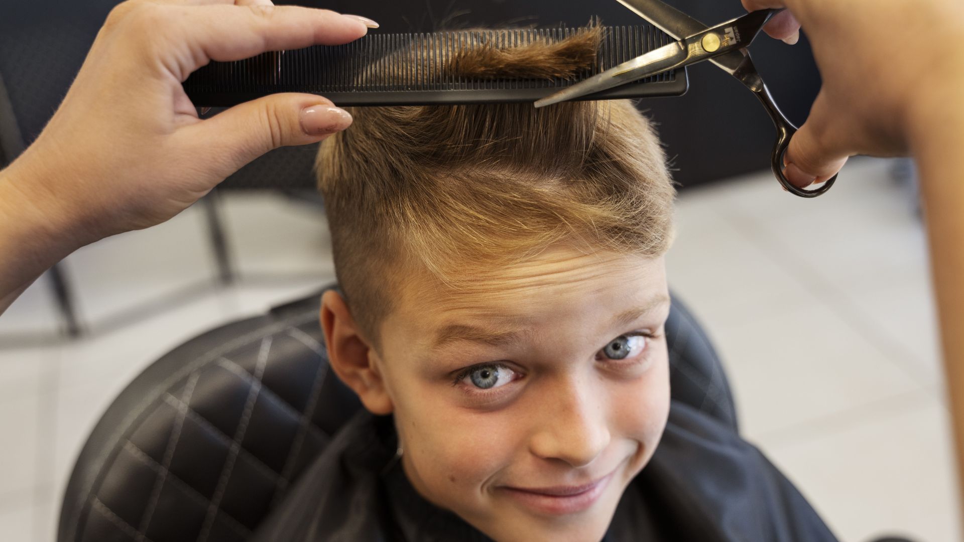 šťastný chlapec se ostříhat