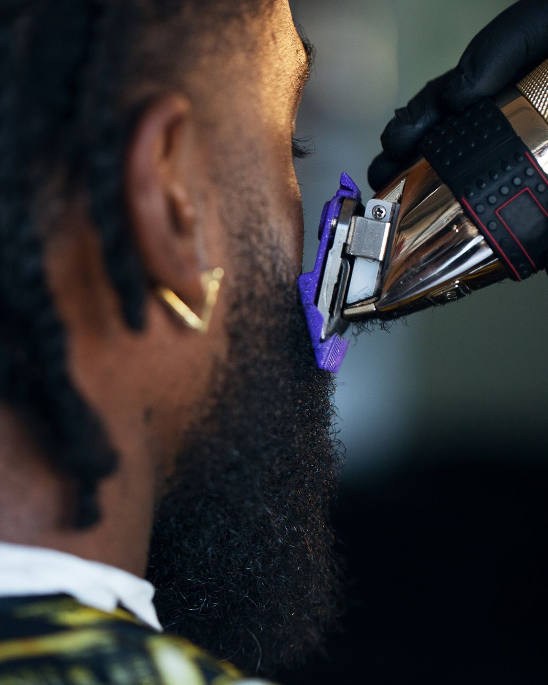 muž s úpravou vousů