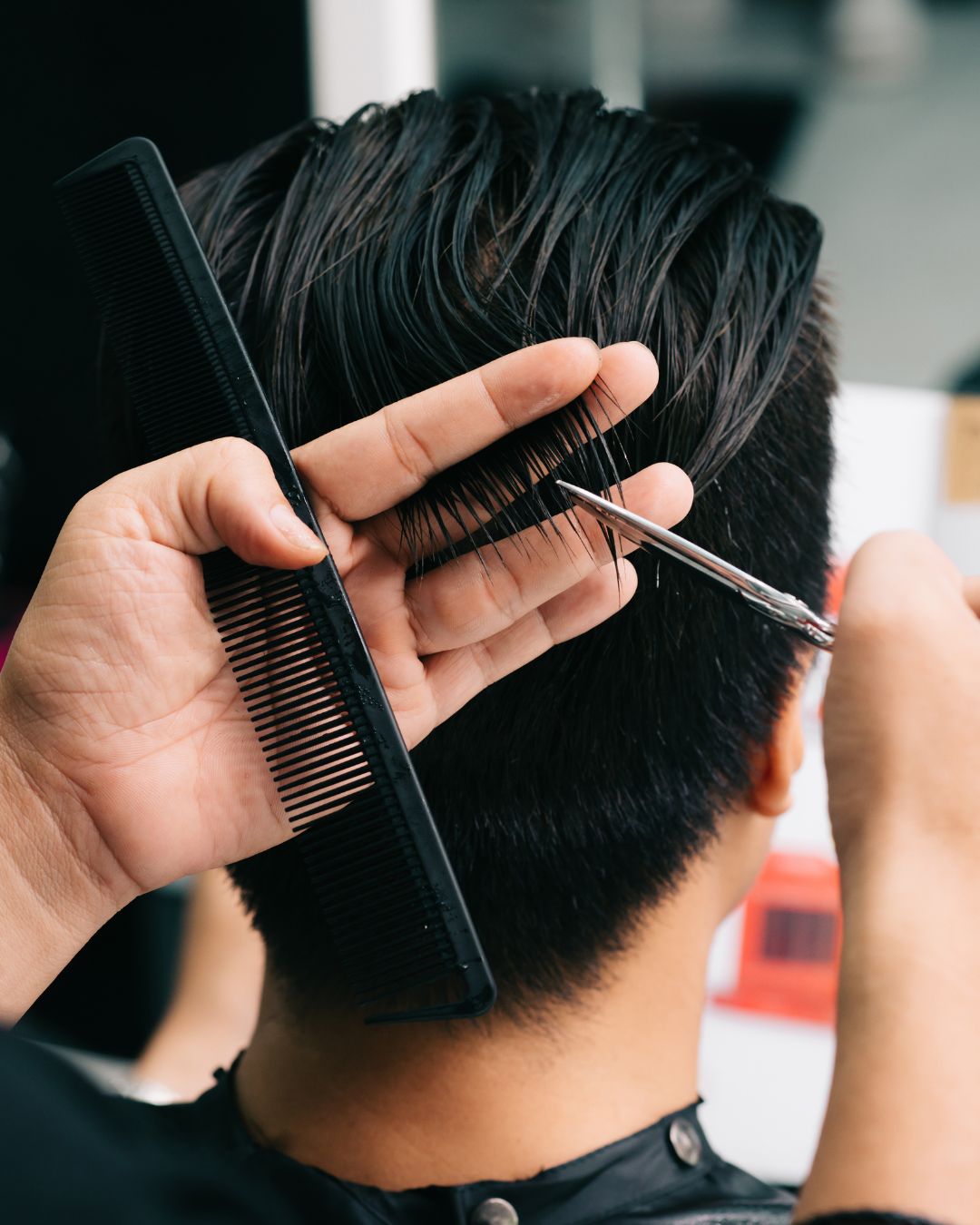 muž s ostříháním nůžkami